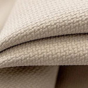 Rideau beige en tissu tressé, idéal pour filtrer la lumière