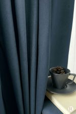 Accessoire déco : rideau bleu marine pour fenêtres modernes