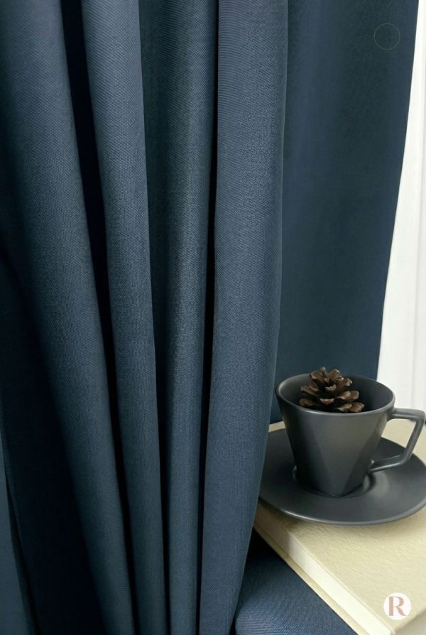 Accessoire déco : rideau bleu marine pour fenêtres modernes