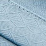 Motif élégant sur rideau bleu, idéal pour tamiser la lumière