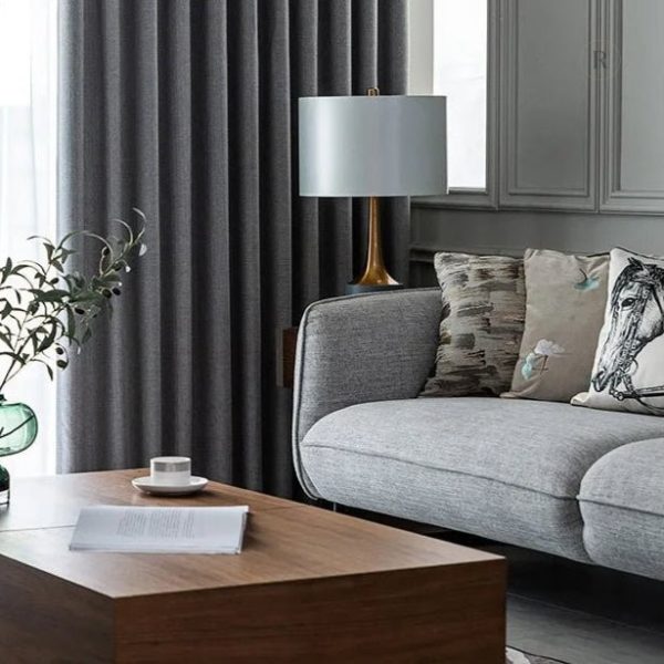 Élégant rideau gris clair, idéal pour la décoration intérieure