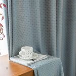 Rideau à motifs bleus pour un intérieur stylé