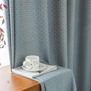 Rideau à motifs bleus pour un intérieur stylé