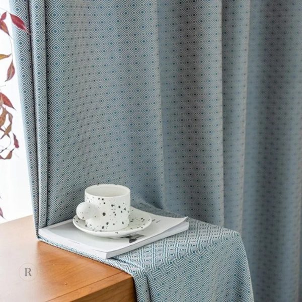 Rideau à motifs bleus pour un intérieur stylé