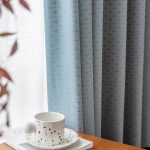 Rideau occultant en tissu bleu à motifs