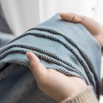 Rideau bleu à motifs pour filtrer la lumière