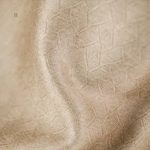 Textile décoratif beige avec motif géométrique moderne
