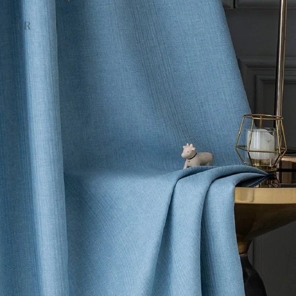 Rideau en bleu pastel pour contrôle de la lumière