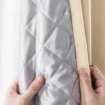 Rideau beige clair pour isolation phonique