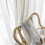 Rideau en tissu beige à rayures subtiles