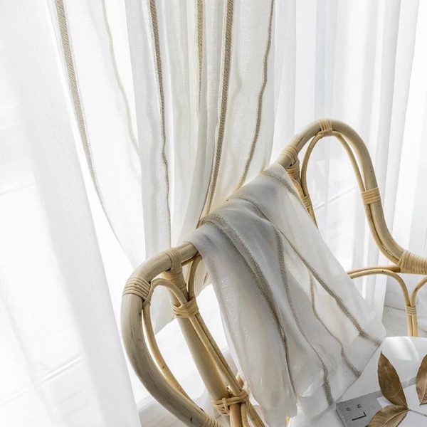 Rideau en tissu beige à rayures subtiles
