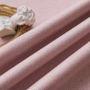 Décoration chic avec rideau rose poudré