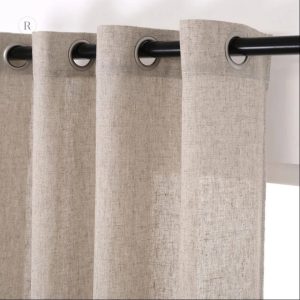 Rideau léger en beige, parfait pour la décoration