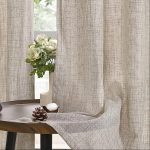 Rideau taupe, idéal pour tamiser la lumière