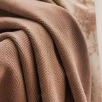 Rideau vieux rose, ajout de couleur subtil à la pièce