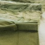 Rideau vert tendance avec motifs stylisés