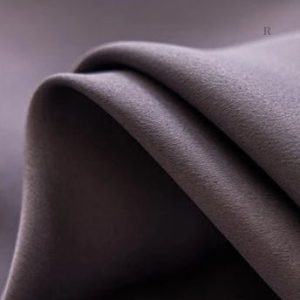 Tissu violet gris, idéal pour tamiser la lumière