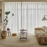 Voilage beige léger et aéré, idéal pour fenêtres