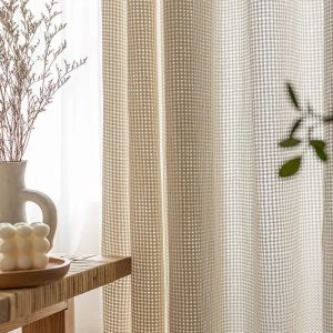 Rideau en voilage beige pour adoucir la lumière