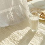 Voilage en tissu beige clair pour fenêtres