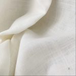 Rideau léger en tissu blanc idéal pour la décoration intérieure