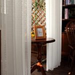 Voilage blanc léger avec broderies délicates pour fenêtres