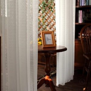 Voilage blanc léger avec broderies délicates pour fenêtres