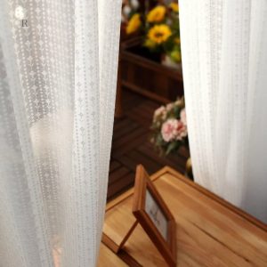 Rideau transparent en blanc, idéal pour tamiser la lumière