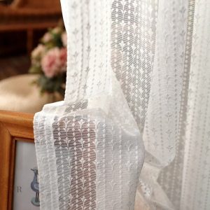 Voilage brodé en blanc, touche douce pour votre espace