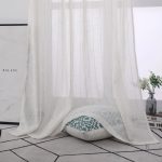 Rideau décoratif blanc et beige pour fenêtres
