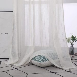Rideau décoratif blanc et beige pour fenêtres