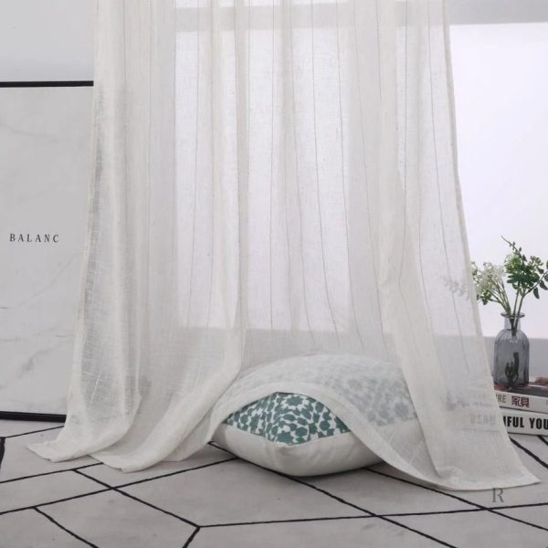 Rideau décoratif blanc et beige pour fenêtres