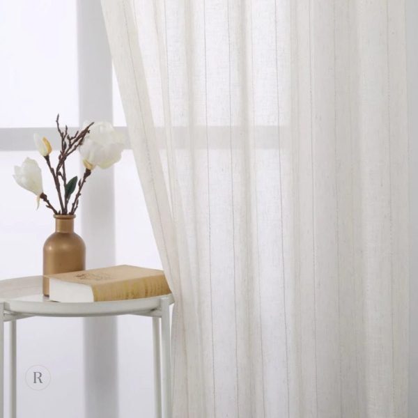 Voilage moderne avec teintes blanches et beiges