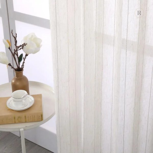 Rideau en tissu blanc et beige pour intérieur