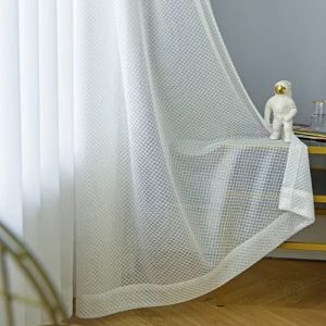 Rideau en tissu blanc à motifs délicats