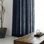 Rideau léger en lin, couleur bleu profond pour filtrer la lumière