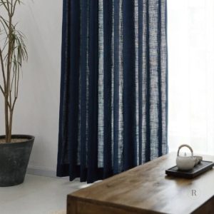Rideau léger en lin, couleur bleu profond pour filtrer la lumière