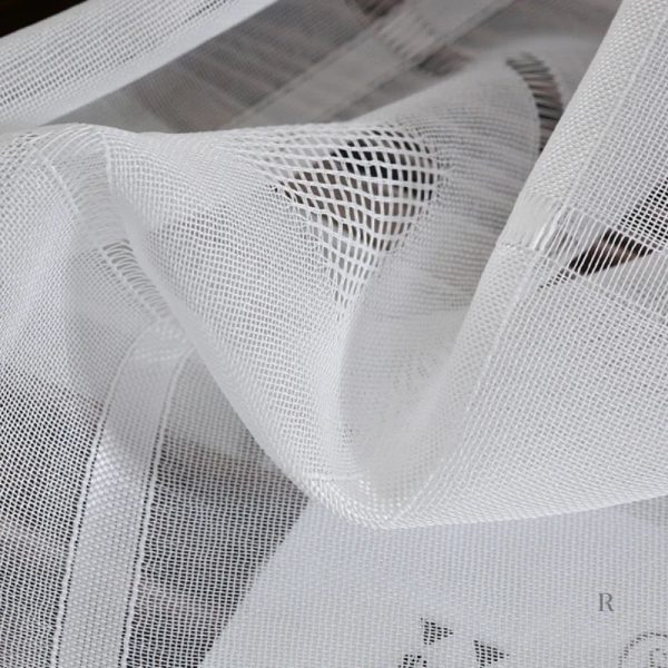 Voilage décoratif blanc, idéal pour un intérieur épuré