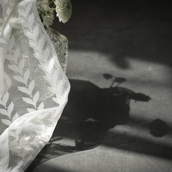 Voilage doux et aérien, style épuré en blanc classique