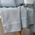 Voilage décoratif gris, idéal pour la lumière