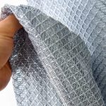 Rideau en voilage, ton gris et motifs subtils