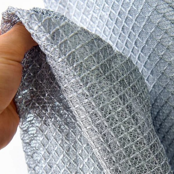 Rideau en voilage, ton gris et motifs subtils