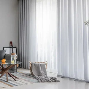 Rideau en tissu gris, apporte une touche moderne à votre espace