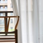 Rideau décoratif blanc à rayures