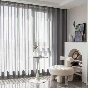 Voilage gris avec motif rayé