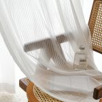 Rideaux blancs transparents avec rayures, ambiance douce
