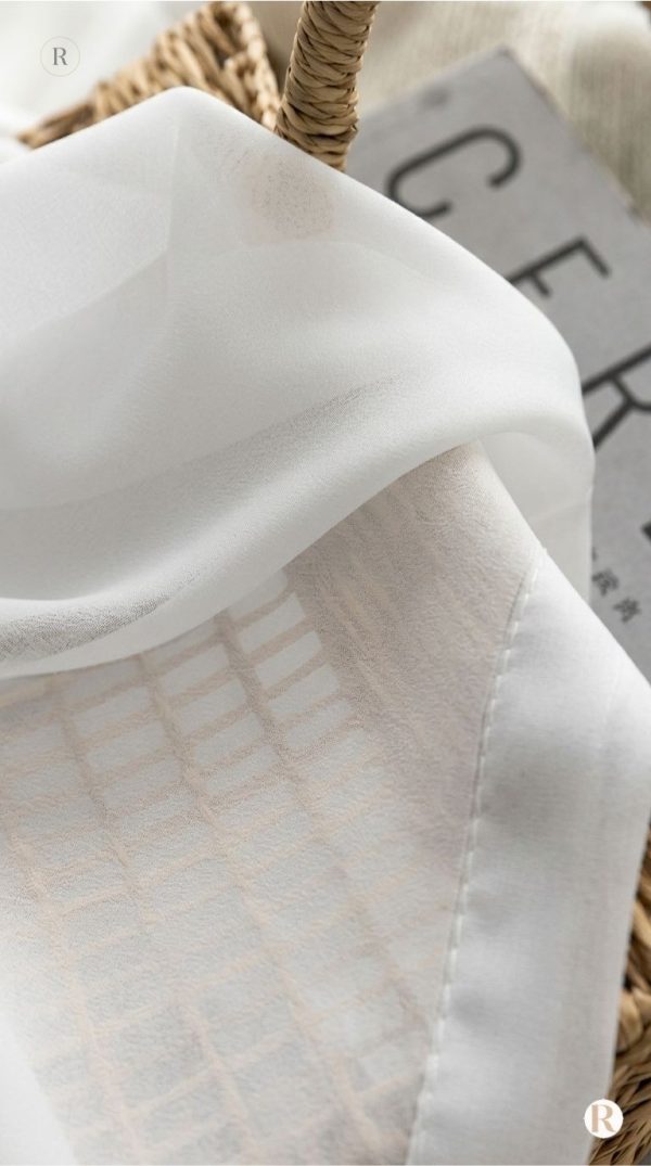 Solution esthétique et durable pour fenêtres avec un voilage pratique